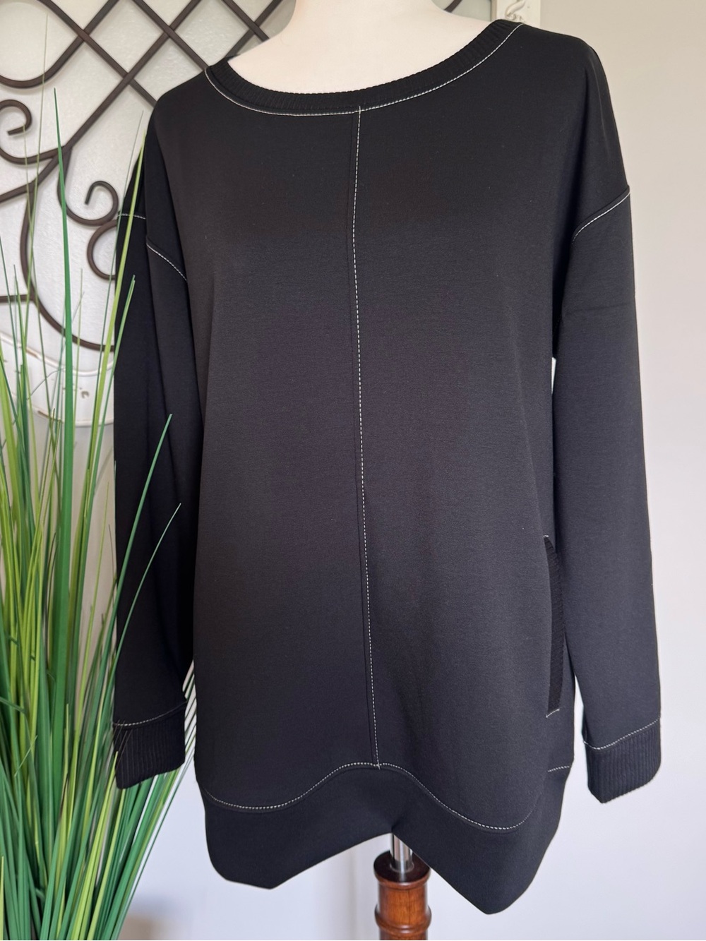 NWT CHICO’S Size 1 8/10 Medium Black Sweatshirt Active Top